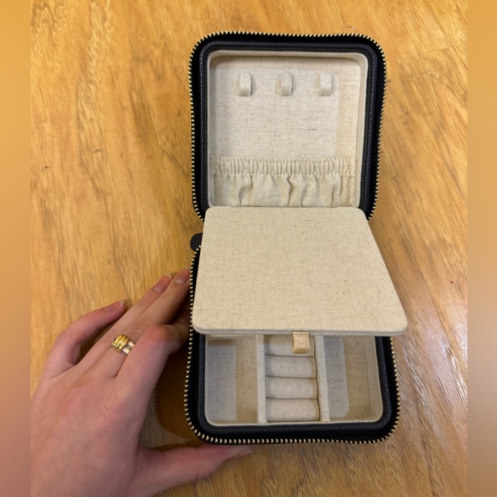 🚨MAKE AN OFFER🚨 Mark and Graham AMC Monogrammed Small Travel Jewelry Case - Picture 9 of 13